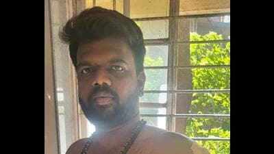 “While he was waiting near Hindmata cinema for his tempo driver, two people came on a bike, got into an argument with him and one of them removed a knife and started stabbing Jawale on his chest, back, thigh and hands. The duo fled from the spot when passersby tried to intervene,” said an officer from RAK Marg police station. (HT PHOTO)