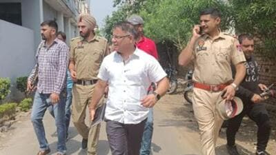 A police team during the robbery investigation in Aman Park area of Ludhiana. (HT Photo)