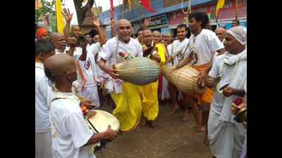 Devotees singing devotional songs at Govardhan during Mudiya Mela. (HT file photo)