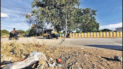 Incomplete work of DP road from Rajaram Bridge to road connecting Dudhane Lawns at Karvenagar in Pune, on Saturday. 280 km of Pune roads incomplete over land acquisition issues. (PRATHAM GOKHALE/HT) Incomplete work of DP road from Rajaram Bridge to road connecting Dudhane Lawns at Karvenagar in Pune, on Saturday. 280 km of Pune roads incomplete over land acquisition issues. (PRATHAM GOKHALE/HT)