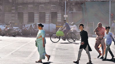 Mumbai, India - June 10, 2023: People deal with strong gusty winds, at Girgaon Chowpatty, in Mumbai, India, on Saturday, June 10, 2023. (Photo by Anshuman Poyrekar/ Hindustan Times) (Anshuman Poyrekar/HT PHOTO) Mumbai, India - June 10, 2023: People deal with strong gusty winds, at Girgaon Chowpatty, in Mumbai, India, on Saturday, June 10, 2023. (Photo by Anshuman Poyrekar/ Hindustan Times) (Anshuman Poyrekar/HT PHOTO)