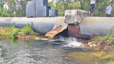 Navi Mumbai, India - June 10, 2023: Water getting wasted after a pipeline burst at Adai Village, New Panvel, Raigarh, in Navi Mumbai, India, on Saturday, June 10, 2023. (Photo by Bachchan Kumar/ HT PHOTO) (HT PHOTO) Navi Mumbai, India - June 10, 2023: Water getting wasted after a pipeline burst at Adai Village, New Panvel, Raigarh, in Navi Mumbai, India, on Saturday, June 10, 2023. (Photo by Bachchan Kumar/ HT PHOTO) (HT PHOTO)