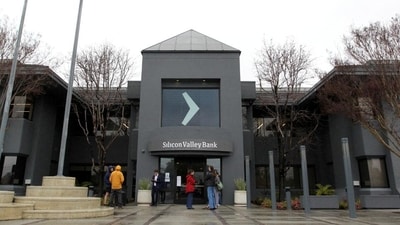People gather outside of the Silicon Valley Bank (SVB) headquarters in Santa Clara, California, US, March 10, 2023 (REUTERS) People gather outside of the Silicon Valley Bank (SVB) headquarters in Santa Clara, California, US, March 10, 2023 (REUTERS)