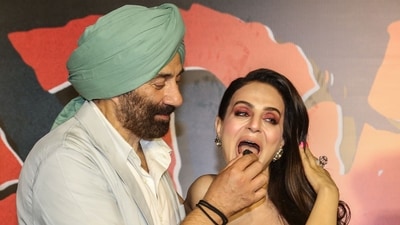 During the promotions, the actor can be seen in a turbaned look just like his character Tara Singh from the film. (PTI) During the promotions, the actor can be seen in a turbaned look just like his character Tara Singh from the film. (PTI)