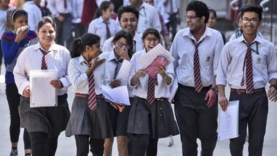 J&K Board 2023: Insha who lost eyesight in pellet gun attack, passes 12 exam (HT File Photo) J&K Board 2023: Insha who lost eyesight in pellet gun attack, passes 12 exam (HT File Photo)