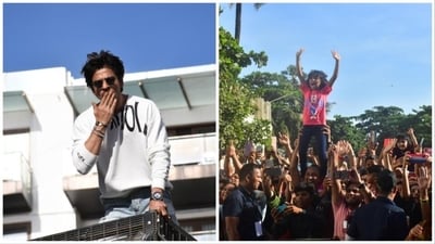 Shah Rukh Khan stepped out to his balcony once again to greet fans. Shah Rukh Khan stepped out to his balcony once again to greet fans.