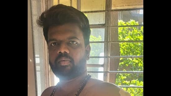 “While he was waiting near Hindmata cinema for his tempo driver, two people came on a bike, got into an argument with him and one of them removed a knife and started stabbing Jawale on his chest, back, thigh and hands. The duo fled from the spot when passersby tried to intervene,” said an officer from RAK Marg police station. (HT PHOTO)