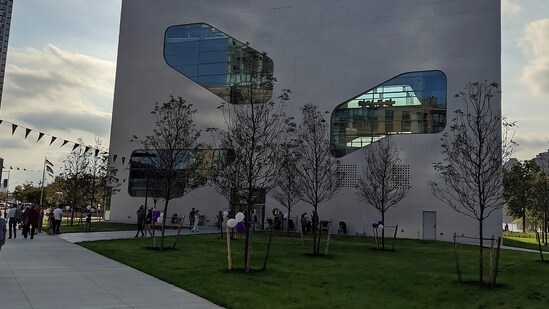Controversy erupts as NYC sues architect Steven Holl for $40M over lack of handicap access in Hunters Point Library, violating ADA. (Wikimedia Commons)