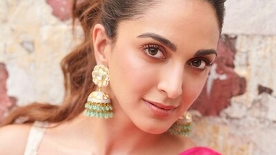 Kiara Advani paired her modern ethnic look with pastel jhumkas and golden platform heels. (Instagram/@kiaraaliaadvani) Kiara Advani paired her modern ethnic look with pastel jhumkas and golden platform heels. (Instagram/@kiaraaliaadvani)