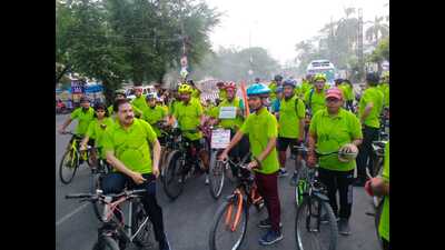 A group of cyclists in Lucknow on Sunday. (HT Photo)