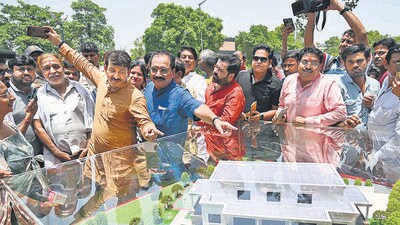 Delhi BJP leaders take selfies at the launch of a new political campaign against the AAP, on Sunday. (Vipin KumarHT Photo) Delhi BJP leaders take selfies at the launch of a new political campaign against the AAP, on Sunday. (Vipin KumarHT Photo)