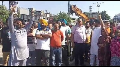 Power outage: Shivaji Nagar residents block road Power outage: Shivaji Nagar residents block road