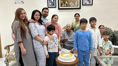RJD chief Lalu Prasad Yadav celebrates his 76th birthday with his family in Patna on Sunday. (Twitter/Tejashwi Yadav) RJD chief Lalu Prasad Yadav celebrates his 76th birthday with his family in Patna on Sunday. (Twitter/Tejashwi Yadav)