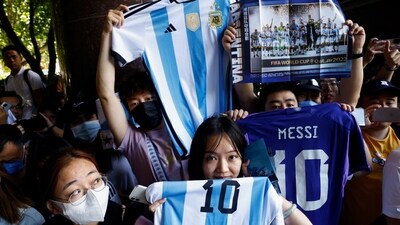 Chinese fans of Argentina’s Lionel Messi wait for his arrival at a hotel ahead of International Friendly match between Argentina's national football team and Australia national football team in Beijing. (Reuters)