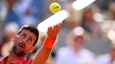 TOPSHOT - Serbia's Novak Djokovic serves to Spain's Carlos Alcaraz Garfia during their men's singles semi-final match on day thirteen of the Roland-Garros Open tennis tournament at the Court Philippe-Chatrier in Paris on June 9, 2023. (Photo by Emmanuel DUNAND / AFP) (AFP) TOPSHOT - Serbia's Novak Djokovic serves to Spain's Carlos Alcaraz Garfia during their men's singles semi-final match on day thirteen of the Roland-Garros Open tennis tournament at the Court Philippe-Chatrier in Paris on June 9, 2023. (Photo by Emmanuel DUNAND / AFP) (AFP)