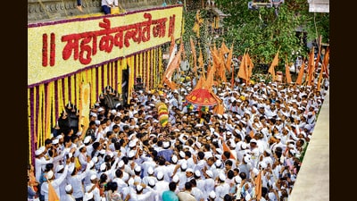 The Palkhi of Sant Dnyaneshwar departed from Alandi on Sunday. (RAHUL RAUT/HT PHOTO) The Palkhi of Sant Dnyaneshwar departed from Alandi on Sunday. (RAHUL RAUT/HT PHOTO)