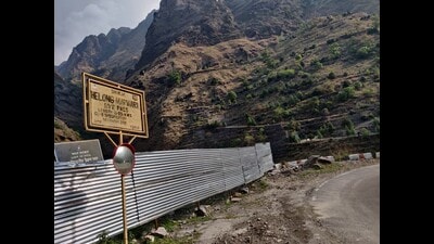 The construction of the Helang-Marwari bypass restarted in Joshimath on Monday after the state government gave permission to the Chamoli district administration and concerned agencies to do so. (HT Photo) The construction of the Helang-Marwari bypass restarted in Joshimath on Monday after the state government gave permission to the Chamoli district administration and concerned agencies to do so. (HT Photo)