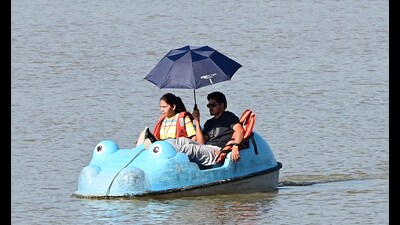 The maximum temperature dropped down three notches due to cloudy weather on Sunday as a fresh western disturbance (WD) has started to affect the region. (Keshav Singh/HT)