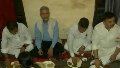Jaishankar at BJP dalit booth level worker Sujata's residence. (HT Photo) Jaishankar at BJP dalit booth level worker Sujata's residence. (HT Photo)
