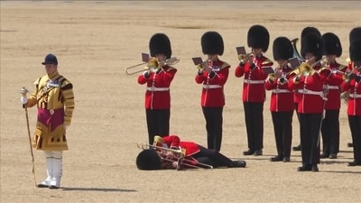 A member of royal gaurds collapsed due to scorching heat in London. (Twitter) A member of royal gaurds collapsed due to scorching heat in London. (Twitter)