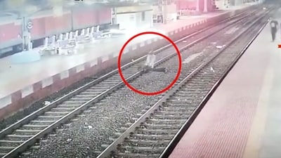 RPF constable pulling man away from the track at West Bengal’s Purwa Medinipur railway station. (Twitter/@RPF_INDIA) RPF constable pulling man away from the track at West Bengal’s Purwa Medinipur railway station. (Twitter/@RPF_INDIA)