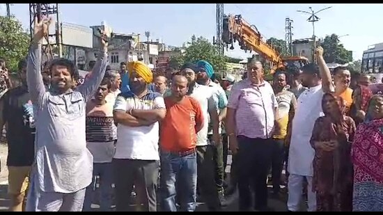 Power outage: Shivaji Nagar residents block road