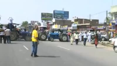 After the mahapanchayat the farmers started marching towards the highway. (Twitter/ANI)