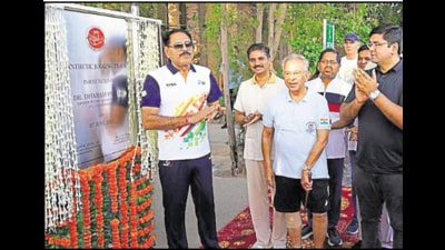 Chandigarh adviser Dharam Pal inaugurating the jogging track at Sukhna Lake in Chandigarh on Monday. (HT Photo)