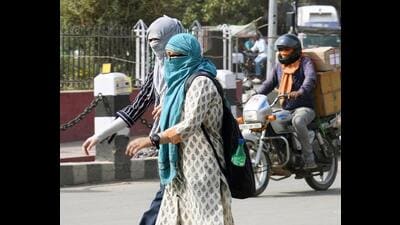 During a hot day in Patna on Monday. Even as monsoon arrived in Bihar, eight districts, including Patna, reeled under heat wave. (Santosh Kumar/HT Photo) During a hot day in Patna on Monday. Even as monsoon arrived in Bihar, eight districts, including Patna, reeled under heat wave. (Santosh Kumar/HT Photo)