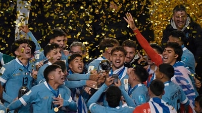 Uruguay players celebrate with the trophy after defeating Italy and winning the 2023 U-20 World Cup (AFP) Uruguay players celebrate with the trophy after defeating Italy and winning the 2023 U-20 World Cup (AFP)