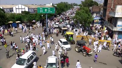 Farmers gathered on the road to hold mahapanchyat, in Kurukshetra. (ANI) Farmers gathered on the road to hold mahapanchyat, in Kurukshetra. (ANI)