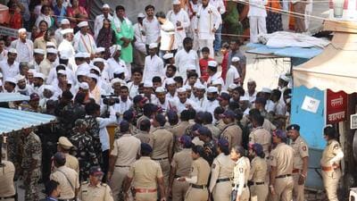 In the video obtained, in front of the Sanjeevan Samadhi temple of Sant Dnyaneshwar Maharaj, some warkaris were seen trying to enter the temple. (HT FILE PHOTO) In the video obtained, in front of the Sanjeevan Samadhi temple of Sant Dnyaneshwar Maharaj, some warkaris were seen trying to enter the temple. (HT FILE PHOTO)