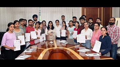 MC commissioner Shena Aggarwal with the batch of interns in Ludhiana on Monday. (HT Photo) MC commissioner Shena Aggarwal with the batch of interns in Ludhiana on Monday. (HT Photo)