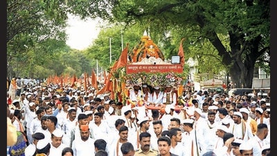 Palkhi of Sant Tukaram Maharaj was welcomed by devotees near Patil Estate at Shivajinagar in Pune. (KALPESH NUKTE/ HT PHOTO) Palkhi of Sant Tukaram Maharaj was welcomed by devotees near Patil Estate at Shivajinagar in Pune. (KALPESH NUKTE/ HT PHOTO)