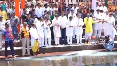 Priyanka Gandhi worshipped Narmada River for 20 minutes with 101 Brahmins at Gwarighat in Jabalpur. (Video grab/Twitter/INCMP) Priyanka Gandhi worshipped Narmada River for 20 minutes with 101 Brahmins at Gwarighat in Jabalpur. (Video grab/Twitter/INCMP)