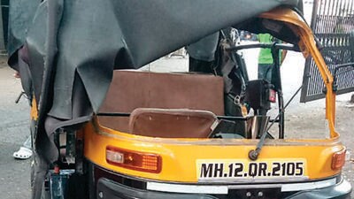 The damaged roof of the autorickhaw after a tree fall incident at Sahakarnagar claimed a woman passenger’s life on Monday. (HT PHOTO) The damaged roof of the autorickhaw after a tree fall incident at Sahakarnagar claimed a woman passenger’s life on Monday. (HT PHOTO)
