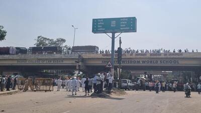 Traffic came to a standstill in Kurukshetra on the arterial Delhi-Chandigarh highway on Monday after protesting farmers descended on NH-44 in support of their demands. The farmers had gathered earlier to hold a mahapanchayat at Pipli grain market over their demand for MSP for sunflower seeds. (HT Photo) Traffic came to a standstill in Kurukshetra on the arterial Delhi-Chandigarh highway on Monday after protesting farmers descended on NH-44 in support of their demands. The farmers had gathered earlier to hold a mahapanchayat at Pipli grain market over their demand for MSP for sunflower seeds. (HT Photo)