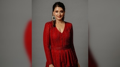 Sonali Bendre's mesmerising set is a creation of designer Ritika Mirchandani. She was styled by Archana Walwalkar, assisted by Romi Choudhary. (Instagram/@iamsonalibendre) Sonali Bendre's mesmerising set is a creation of designer Ritika Mirchandani. She was styled by Archana Walwalkar, assisted by Romi Choudhary. (Instagram/@iamsonalibendre)