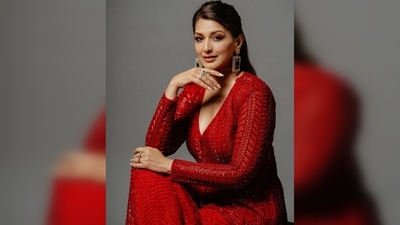 Sonali Bendre kept her makeup subtle and opted for semi-open hairdo with a side parting. (Instagram/@iamsonalibendre) Sonali Bendre kept her makeup subtle and opted for semi-open hairdo with a side parting. (Instagram/@iamsonalibendre)