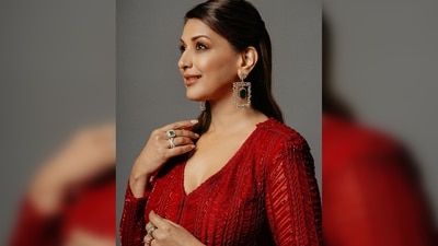 Sonali Bendre accessorised her look with square diamond and emerald earrings and rings. (Instagram/@iamsonalibendre) Sonali Bendre accessorised her look with square diamond and emerald earrings and rings. (Instagram/@iamsonalibendre)