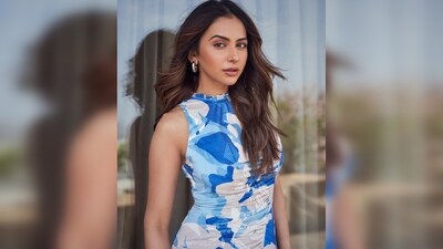 Rakul Preet waved her hair and left it open with a middle part. Her look was put together by Anshika Verma. (Instagram/@rakulpreet) Rakul Preet waved her hair and left it open with a middle part. Her look was put together by Anshika Verma. (Instagram/@rakulpreet)