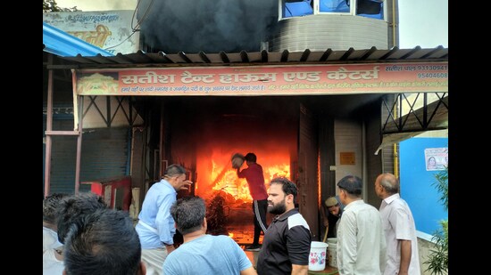 Three fire tenders and personnel from the Loni and Sahibabad fire stations were pressed into service and it took them over an hour to douse the flames. (Sakib Ali/HT Photo)