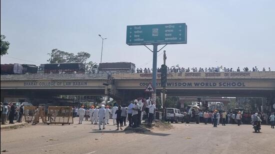 Traffic came to a standstill in Kurukshetra on the arterial Delhi-Chandigarh highway on Monday after protesting farmers descended on NH-44 in support of their demands. The farmers had gathered earlier to hold a mahapanchayat at Pipli grain market over their demand for MSP for sunflower seeds. (HT Photo)
