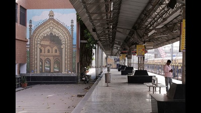 A deserted platform at the Charbagh railway station of Lucknow, where mercury soared to 42.5 degrees on Tuesday (Deepak Gupta) A deserted platform at the Charbagh railway station of Lucknow, where mercury soared to 42.5 degrees on Tuesday (Deepak Gupta)