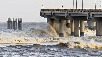 High tides hit Worli Sea Face under the effect of Cyclone 'Biparjoy', in Mumbai. (ANI ) High tides hit Worli Sea Face under the effect of Cyclone 'Biparjoy', in Mumbai. (ANI )