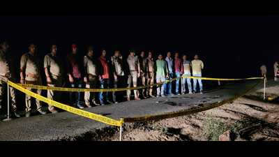 Cops from Mathura and arrested criminals on the spot on Tuesday. (HT) Cops from Mathura and arrested criminals on the spot on Tuesday. (HT)