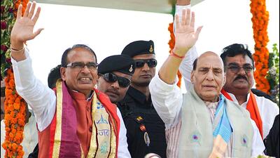 Defence minister Rajnath Singh and Madhya Pradesh chief minister Shivraj Singh Chouhan at the Kisan Kalyan Mahakumbh, organised to waive off ₹1,500 crore interest on farm loans, in Rajgarh on Tuesday. (ANI) Defence minister Rajnath Singh and Madhya Pradesh chief minister Shivraj Singh Chouhan at the Kisan Kalyan Mahakumbh, organised to waive off ₹1,500 crore interest on farm loans, in Rajgarh on Tuesday. (ANI)