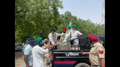 Farm leaders being detained in Punjab’s Mansa during protest on Tuesday. (HT Photo) Farm leaders being detained in Punjab’s Mansa during protest on Tuesday. (HT Photo)