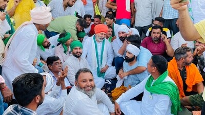 Farmer leaders, including Rakesh Tikait and Balbir Singh Rajewal, announced from the stage that they will support whatever decision is taken by the local farmers. (HT Photo) Farmer leaders, including Rakesh Tikait and Balbir Singh Rajewal, announced from the stage that they will support whatever decision is taken by the local farmers. (HT Photo)