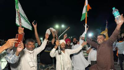 Farmers celebrate after lifting the blockade on the Delhi-Chandigarh highway (NH44 ) (HT) Farmers celebrate after lifting the blockade on the Delhi-Chandigarh highway (NH44 ) (HT)